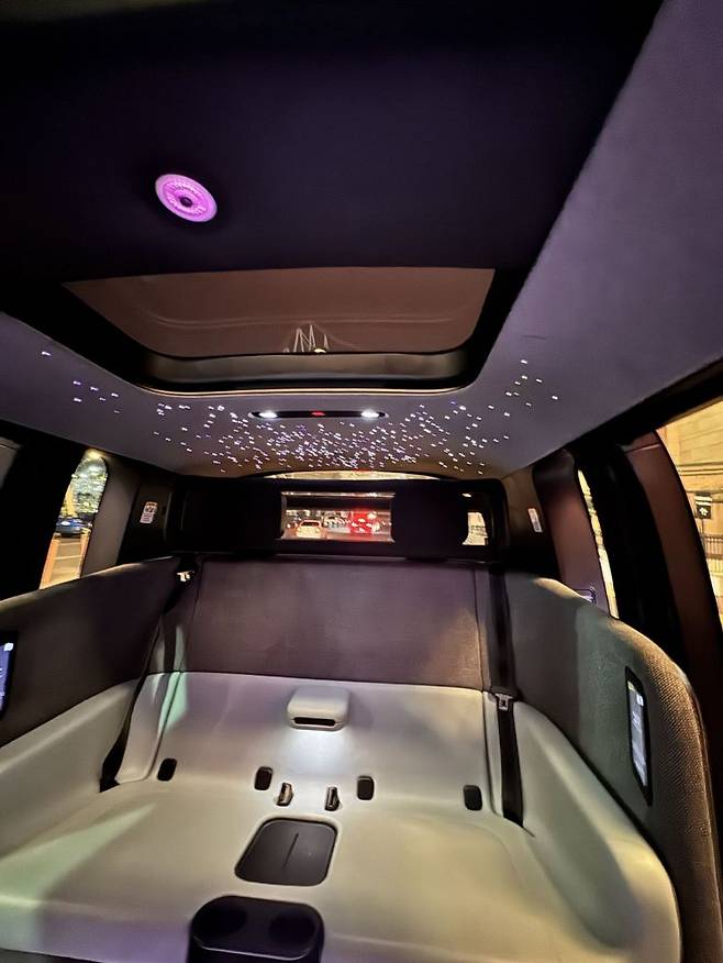 죽스 택시 내부는 일반 차량과 달리 마주 보는 좌석이 있다. 커다란 상자와 같은 차량은 공간이 큼직했다. 차량 조작을 위한 핸들은 찾아볼 수 없고 승객은 작은 LCD 화면만 조작할 수 있다. 사진=백종민 테크 스페셜리스트