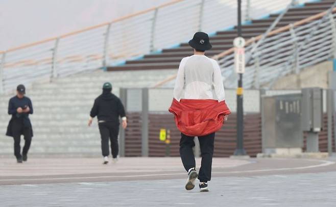 경남 창원지역 낮 최고 기온이 19도까지 오른 15일 오후 시민이 가벼운 옷차림으로 발걸음을 옮기고 있다. 연합뉴스