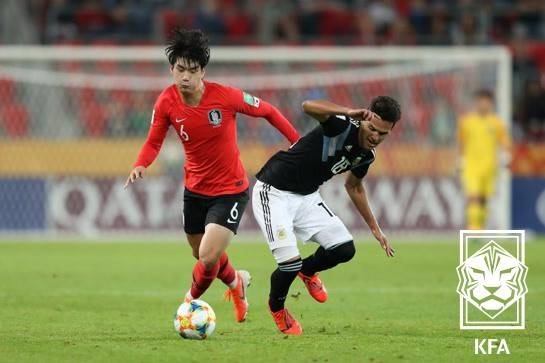 [오피셜] '2018 AG 金+벤투호 승선'한 前 국대 '리틀 기성용' 품었다... '차두리호' 2부 화성, MF 김정민 영입