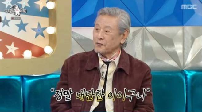 배우 박근형이 14일 방송된 MBC ‘라디오스타’에서 전도연의 신인 시절을 회상했다. 박근형은 1996년 드라마 ‘사랑할 때까지’에서 전도연과 부녀로 호흡을 맞췄으며, 당시 전도연이 대사를 기계적으로 하는 것을 보고 조언을 했다고 밝혔다. 그는 “전도연은 보통 성질이 아니다. 혼을 냈더니 울면서 덤비더라. 포기를 안 하고 될 때까지 하더라”며 “6개월 동안 그런 끈질김을 보고 ‘정말 대단한 아이구나’ 싶었다. 그런 끈질김이 있으니 대스타가 된 것”이라고 전도연의 강단과 근성을 칭찬했다.​​​​​​​​​​​​​​​​ ‘라디오스타’ 박근형 전도연 일화 (사진=MBC)