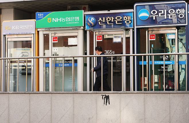 9일 서울 용산구에 설치된 은행 ATM기를 시민들이 이용하는 모습. /뉴스1