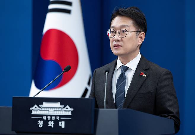 김남준 대통령실 대변인이 지난달 24일 청와대 춘추관에서 희귀질환 환우·가족 현장소통 관련 브리핑을 하고 있다. /뉴스1