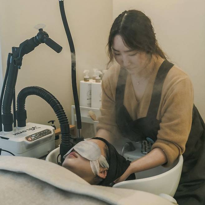 서울 보문동에 위치한 윤시. 매번 같은 프로그램을 받더라도, 한 번도 같을 수 없는 일대일 정서적 케어를 원칙으로 한다.