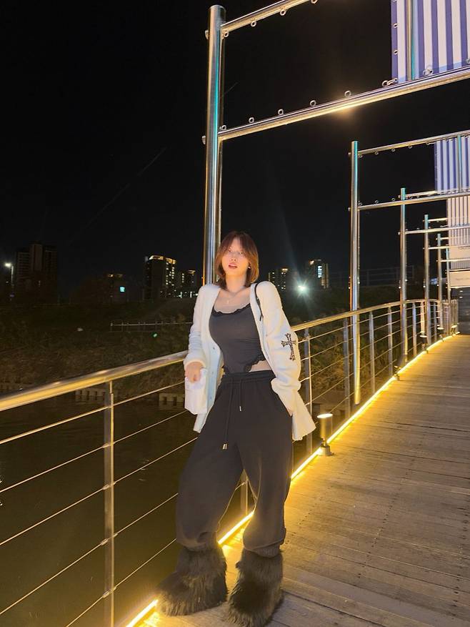 두 가지 컬러의 스웨트 팬츠를 소화한 모모. 인스타그램 @momo