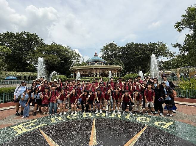 금산교육사랑장학재단은 지역 내 초등학생 49명과 중학생 36명 등 총 85명으로 구성된 '2026 동계 해외어학연수단'이 15일 오전 필리핀 현지로 출발했다. 사진은 지난해 여름방학 해외어학연수 모습. 금산군 제공