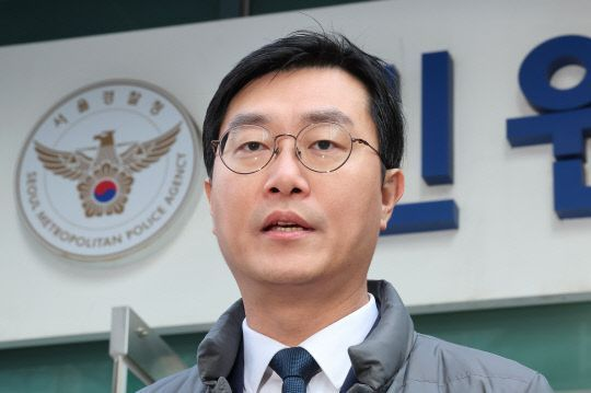 장경태 더불어민주당 의원이 지난해 12월 2일 자신을 성추행 의혹으로 고발한 고소인을 무고 및 폭행 등으로 고소·고발하기 위해 서울경찰청 민원실을 방문한 뒤 나와 입장을 설명하고 있다. ⓒ연합뉴스