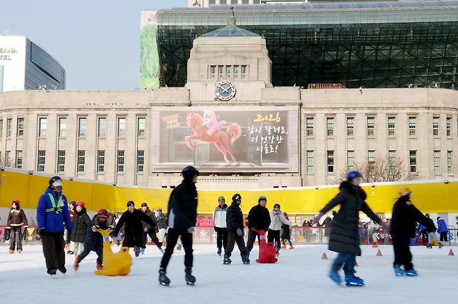 14일 오후 서울 중구 서울광장 스케이트장을 찾은 시민들이 스케이트를 타며 즐거운 시간을 보내고 있다.  이날 서울시에 따르면 서울광장 스케이트장 이용객이 개장 26일 만에 10만명을 돌파했다. 2026.1.14/뉴스1