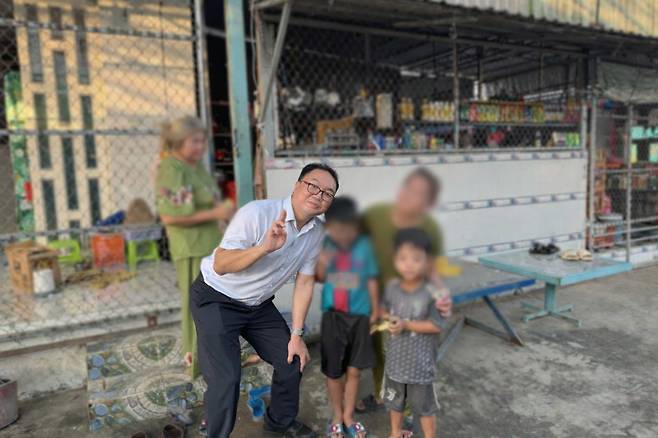 지난 9일 주호치민대한민국총영사관 영사가 경남경찰청에 수사 의뢰된 미취학 아동을 베트남 현지에서 발견해 안전을 확인한 뒤 사진 촬영을 하고 있다. (경남경찰청 제공) 뉴스1