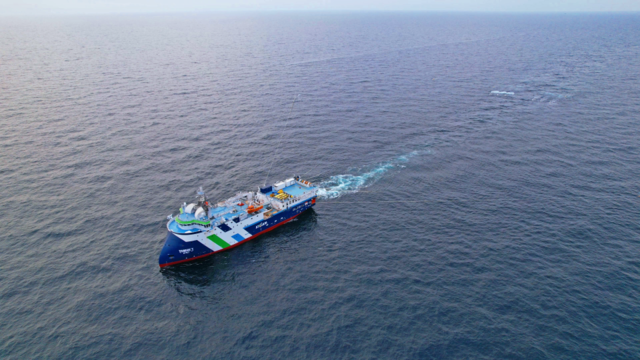 탐해 3호가 스트리머를 늘어뜨려 심해저 지층구조의 데이터를 수집하고 있다. 지자연 제공.