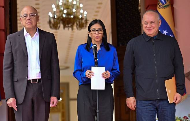 베네수엘라의 델시 로드리게스 임시 대통령(가운데)이 14일(현지시간) 수도 카라카스의 대통령궁에서 기자회견을 하고 있다.AFP연합뉴스