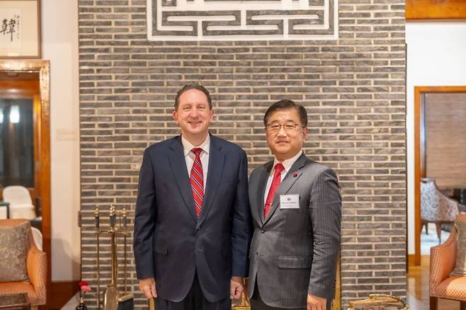 대통령경호처는 주한미대사관이 '경주 APEC 정상회의' 기간 중 국빈 방한한 도널드 트럼프 미국 대통령 경호협력에 대한 감사의 뜻으로 지난 12일 미대사관저에서 리셉션을 개최했다고 15일 전했다. 리셉션에서 박관천 대통령경호처 정책관과 제임스 헬러 주한미국대사관 대사대리가 기념촬영을 하고 있다. 대통령경호처 제공