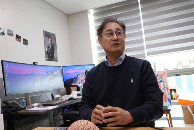 김대수 카이스트 생명과학과 교수가 지난달 대전 카이스트 연구실에서 알츠하이머병의 발병 기전에 대해 설명하고 있다. 카이스트 제공