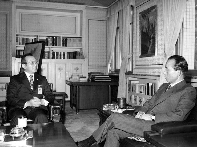 박정희 대통령이 청와대에서 정일권(왼쪽) 국회의장과 대화하고 있다. 정일권은 만주군 장교 출신 정치인으로 박정희와 긴밀한 관계를 맺는다. 한국일보 자료사진