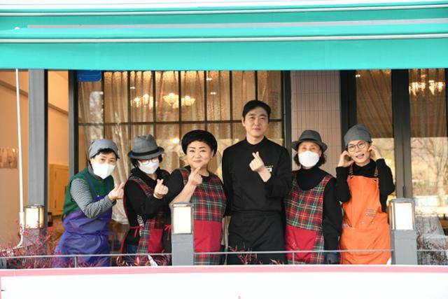 15일 울산 남구 초밥집 '스시은' 앞에서 청년 셰프 김형무(왼쪽 네 번째)씨가 함께 일하는 어르신과 '손 하트'를 그리고 있다. 울산=박은경 기자