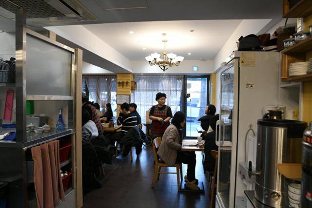 15일 울산 남구 초밥집 '스시은' 내부가 식사를 하러 온 손님으로 가득 차 있다. 울산= 박은경 기자