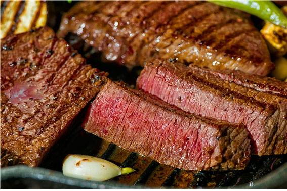 육류를 섭취하는 사람들이 식물성 식단만을 고집하는 사람들보다 100세까지 도달할 가능성이 더 높다는 연구 결과가 나왔다./사진=클립아트코리아