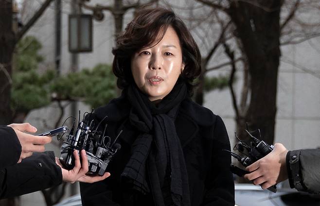 무소속(전 더불어민주당) 강선우 의원에게 '공천헌금' 1억원을 전달한 혐의를 받는 김경 서울시의원이 피의자 신분으로 조사를 받기 위해 15일 서울경찰청 공공범죄수사대로 출석하며 취재진 질문에 답하고 있다. 2026.1.15 [사진=연합뉴스]