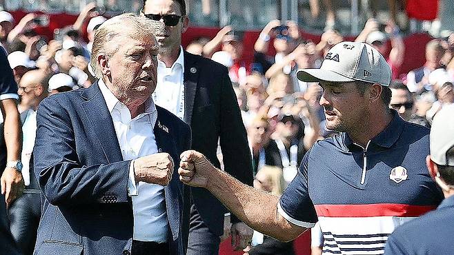 브라이슨 디섐보와 도널드 트럼프 미국 대통령. AFP=연합뉴스