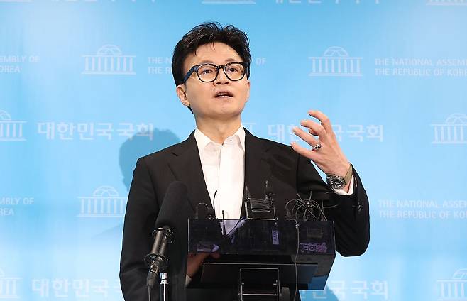 한동훈 전 국민의힘 대표가 14일 국회에서 중앙윤리위원회의 제명 결정과 관련해 입장을 밝히고 있다. 뉴시스