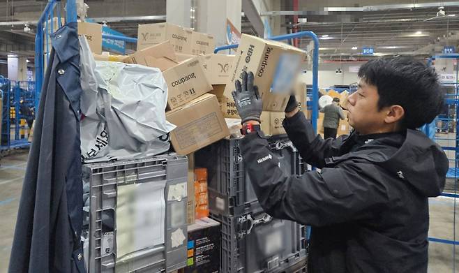 류석우 한겨레21 기자는 지난해 11월10일부터 쿠팡의 외부 위탁 배송기사 '퀵 플렉서'로 2주간 일했다. 사진은 물류 창고에서 배송 담당 구역의 상품을 골라내고 있는 류 기자의 모습. /류석우 제공