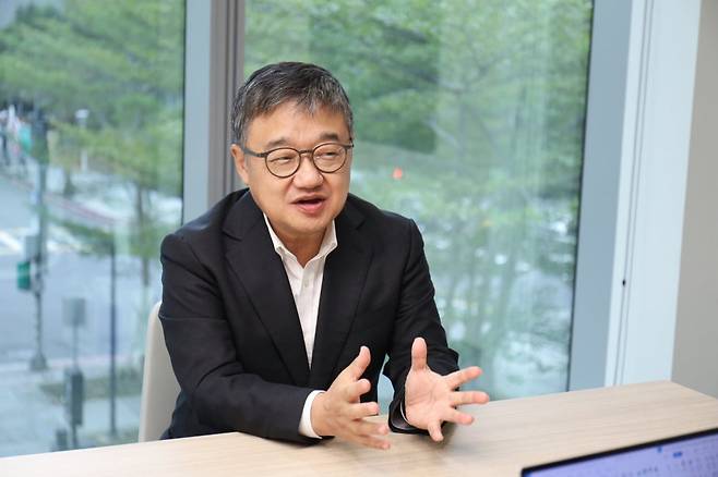 황인준 라인파이낸셜 대표 겸 라인뱅크 이사회 회장이 지난 12일 대만 타이베이 라인뱅크 본사에서 한국경제신문과 인터뷰하고 있다. /라인파이낸셜 제공