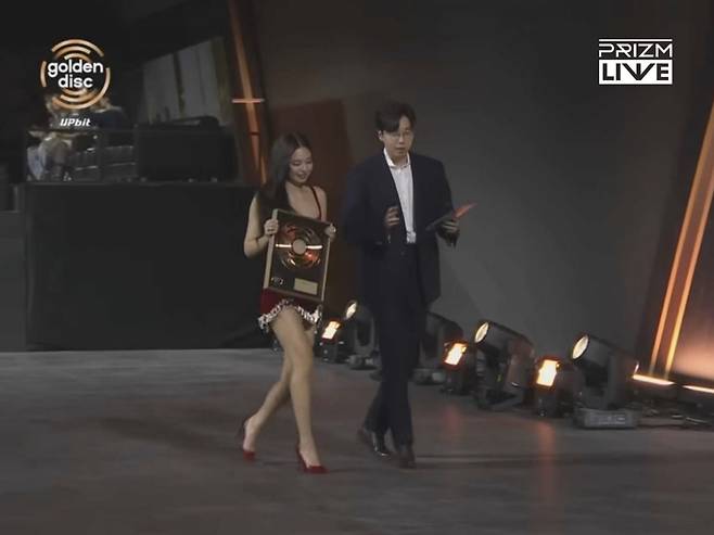 ‘글로벌 임팩트 어워드’의 수상자로 선정된 제니(왼쪽)와 시상자인 유한익 RXC 대표. 프리즘 제공