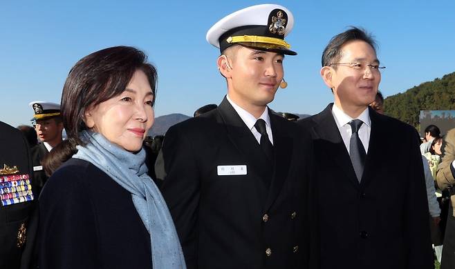2025년 11월 28일 경남 창원시 진해구 해군사관학교 연병장에서 열린 제139기 해군·해병대 사관후보생 수료 및 임관식에서 이재용 삼성전자 회장과 홍라희 리움미술관 명예관장이 이지호 신임 소위와 기념 촬영하고 있다. 사진=연합뉴스