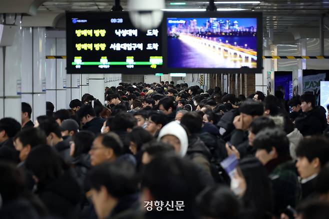 서울 시내버스 노조의 무기한 전면 파업 이틀째인 14일 서울 동작구 지하철 2호선 사당역이 출근길 시민들로 붐비고 있다. 권도현 기자