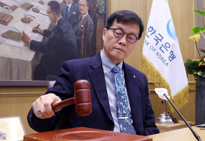 Bank of Korea Gov. Rhee Chang-yong bangs the gavel at a rate-setting meeting Thursday. (Joint Press Corps)