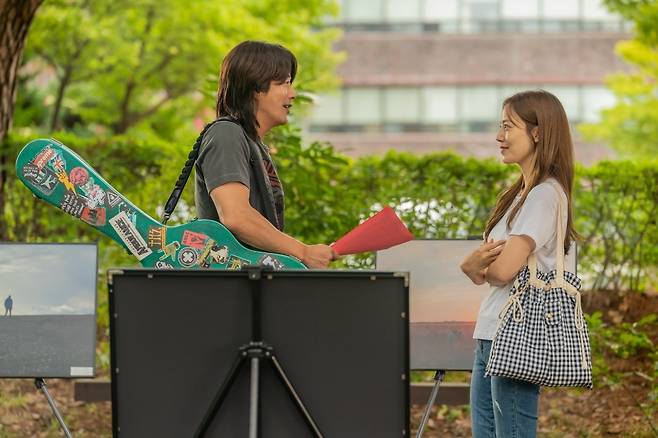 Kwon Sang-woo (left) and Moon Chae-won star in "Heart Man" (Lotte Entertainment)