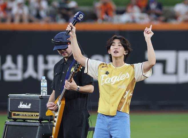 Choi Jung-hoon of indie band Jannabi performs at a baseball stadium in Daejeon on July 12, 2025. [NEWS1]