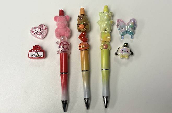 A customized pen created by the reporter using charms and pen bodies purchased at the Dongdaemun Shopping Complex in Jongno District, central Seoul. [WOO JI-WON]