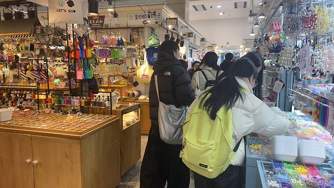 From children to adults, people carefully select charms to customize their items. [WOO JI-WON]