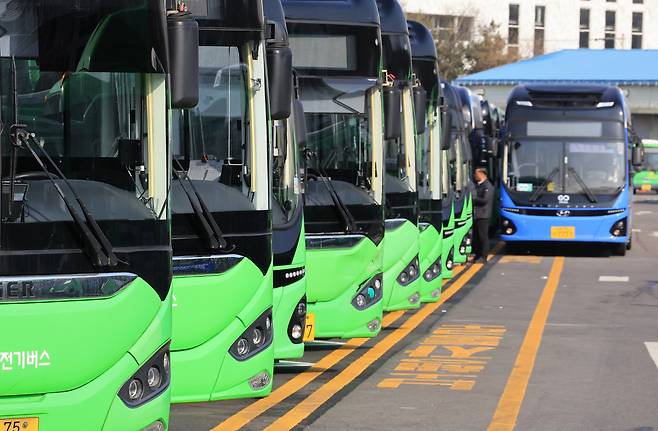 City buses sit idle at a depot in Eunpyeong District, northern Seoul, on Jan. 14, the second day of the city's bus operators' strike. [YONHAP]