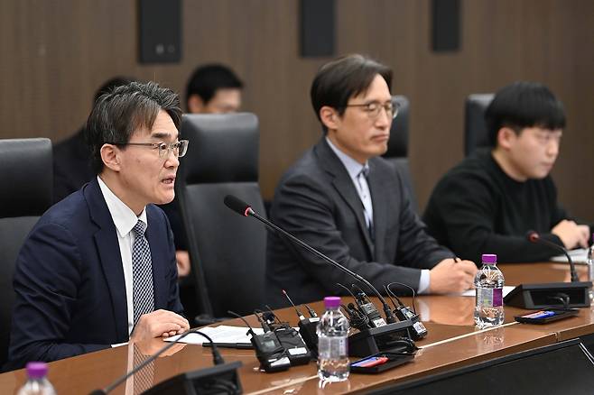 Kim Seong-yeol, left, director general for industrial infrastructure at the Ministry of Trade, Industry and Resources, delivers opening remarks as he chairs an emergency meeting with public and private sector officials at the Korea Chamber of Commerce and Industry building in Jung District, central Seoul, on Jan. 15, to assess the impact on Korea’s semiconductor industry of U.S. semiconductor tariffs announced a day earlier and to discuss response measures and future talks with Washington. [MINISTRY OF TRADE, INDUSTRY AND RESOURCES]
