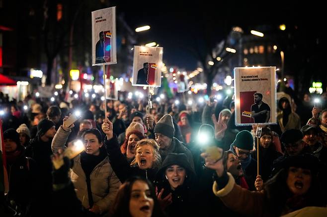 People take part in a rally in support of anti-government protests in Iran, in Berlin, Germany, on Jan. 14. [AP/YONHAP]