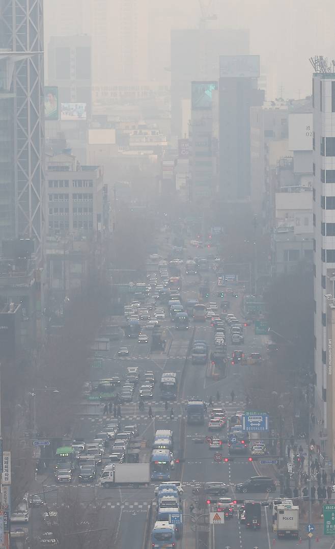 Haze covers the city skyline in Jongro District, central Seoul, on Jan. 15. Korea's air quality is expected to deteriorate nationwide through Jan.16 due to the influx of fine dust and yellow dust from abroad, with some areas likely to see ultrafine dust concentrations reach “very bad” levels.[YONHAP]