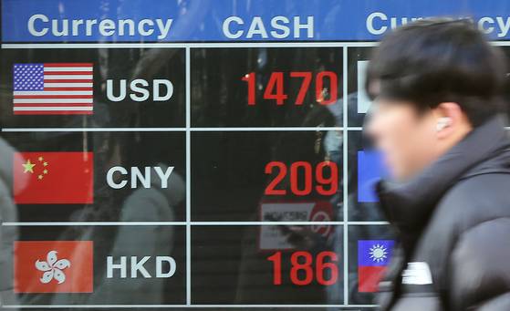 Exchange rates for the won against the dollar, Chinese yuan and Hong Kong dollar are displayed on a screen at a currency exchange in Myeongdong, central Seoul, on Jan. 13. [NEWS1]
