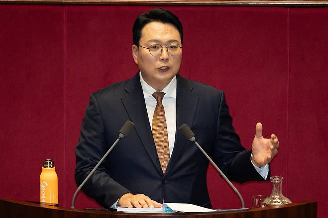 Rep. Chun Ha-ram from the conservative Reform Party delivers a filibuster during the 431st extraordinary session at the National Assembly in Yeouido, western Seoul, on Jan. 15, opposing a bill to appoint a special counsel to investigate alleged insurrection, foreign collusion and abuse of power by former President Yoon Suk Yeol and former first lady Kim Keon Hee. [NEWS1]
