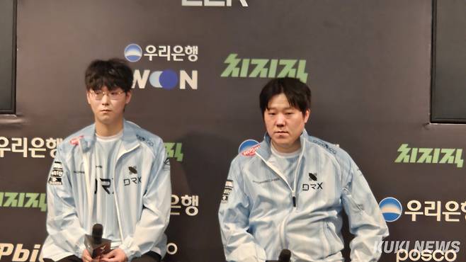 (왼쪽부터) ‘유칼’ 손우현과 조재읍 DRX 감독이 15일 서울 종로구 치지직 롤파크에 위치한 LCK 아레나에서 열린 젠지와의 2026 LCK컵 그룹 배틀 경기가 끝난 뒤 기자회견에 참석하고 있다. 송한석 기자