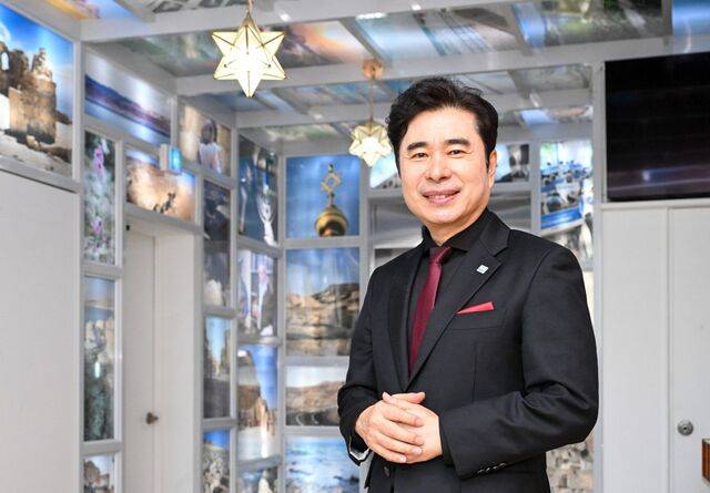 박영민 서울김포영광교회 목사가 최근 경기도 김포 교회 로비에서 코뿔소TV 채널에 대해 소개하고 있다. 김포=신석현 포토그래퍼