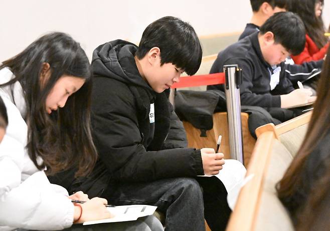 조유현군이 15일 서울 서초구 사랑의교회에서 열린 '전국주일학교연합회 2026전국대회'에 참여해 성경고사를 응시하고 있다. 신석현 포토그래퍼