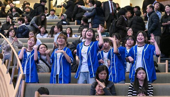 전국대회 참가 학생들이 15일 서울 서초구 사랑의교회에서 열린 '전국주일학교연합회 2026 전국대회' 개회예배 찬양시간에 율동하고 있다. 신석현 포토그래퍼