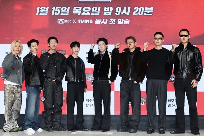 왼쪽부터 릴 모쉬핏, 박재범, 로꼬, 그레이, 지코, 크러쉬, 허키 시바세키, 제이통이 15일 서울 강남구 엘리에나 호텔에서 열린 엠넷 '쇼미더머니 12' 제작발표회에서 포즈를 취하고 있다. 연합뉴스