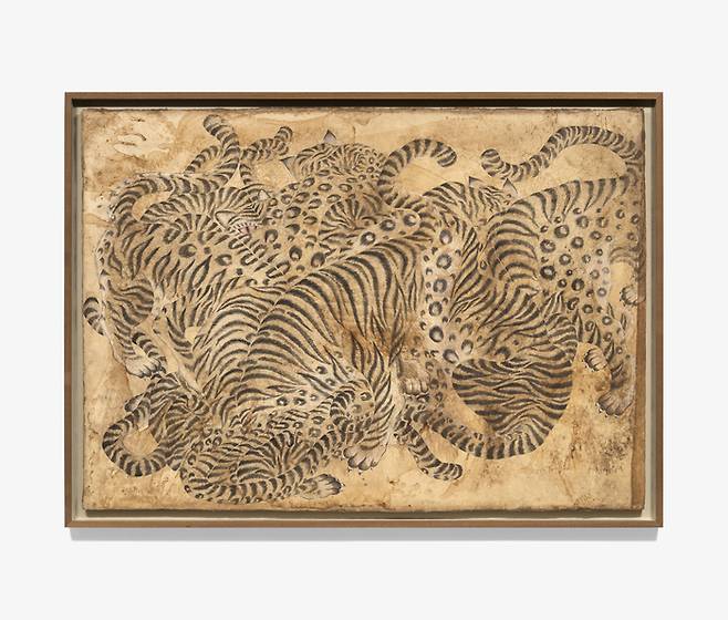 김지평, 범의 머리를 담그면 비가 내린다, 2013, 옻칠, 한지에 먹, 호분, 100 × 155 cm, F 114.5 × 157.5 × 5 cm