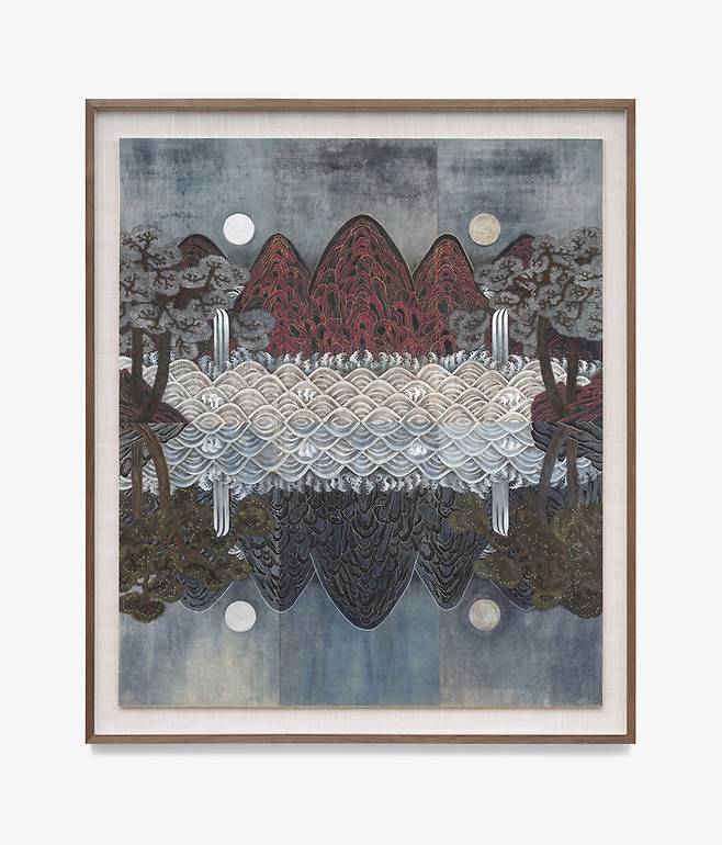 정재은, 일월오봉도, 2017, 옻지에 분채, 봉채, 먹, 146.5 × 124.5 cm, F 164.5 × 140.5 × 5 cm (1)