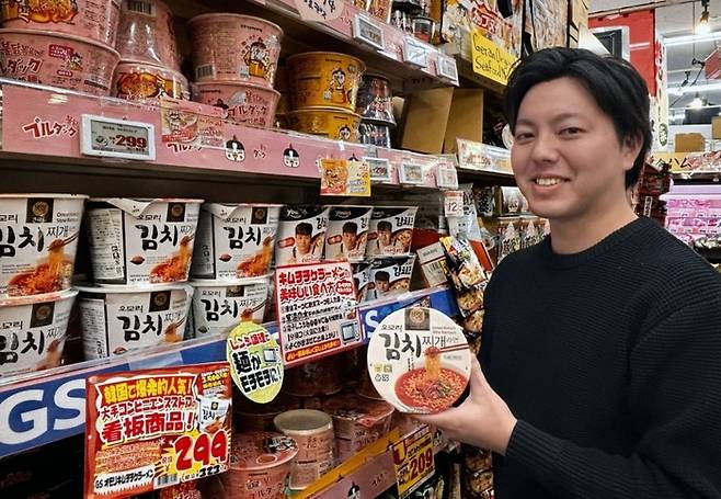 GS25는 자사 대표 PB라면 상품인 오모리 시리즈를 일본 돈키호테 매장에 수출한다. [GS리테일 제공]