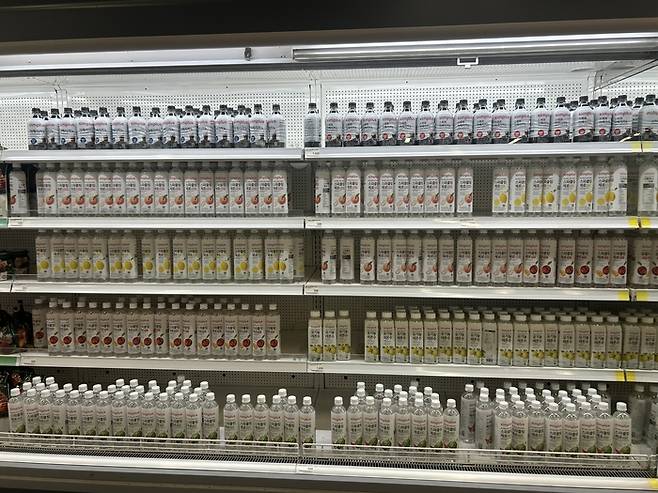 홈플러스 PB ‘심플러스’ 음료가 가득한 매대. [변덕호 기자]