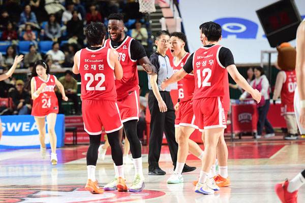 SK는 이날 승리로 선두 LG와 격차를 3게임 차로 좁히며 전반기를 마쳤다. 사진 제공= KBL