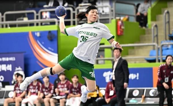 사진 부산시설공단 연은영이 점프슛을 하고 있다.